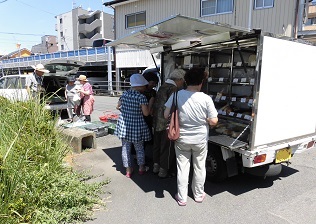 パンと野菜の移動販売写真