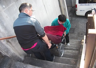 階段昇降介助写真