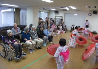 子ども舞踊発表見学写真